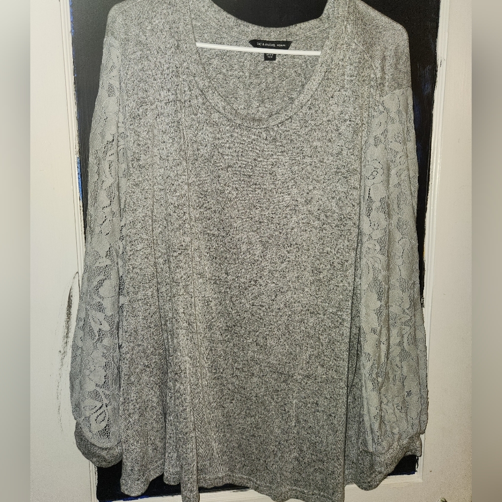 Blouse for women with lace sleeves